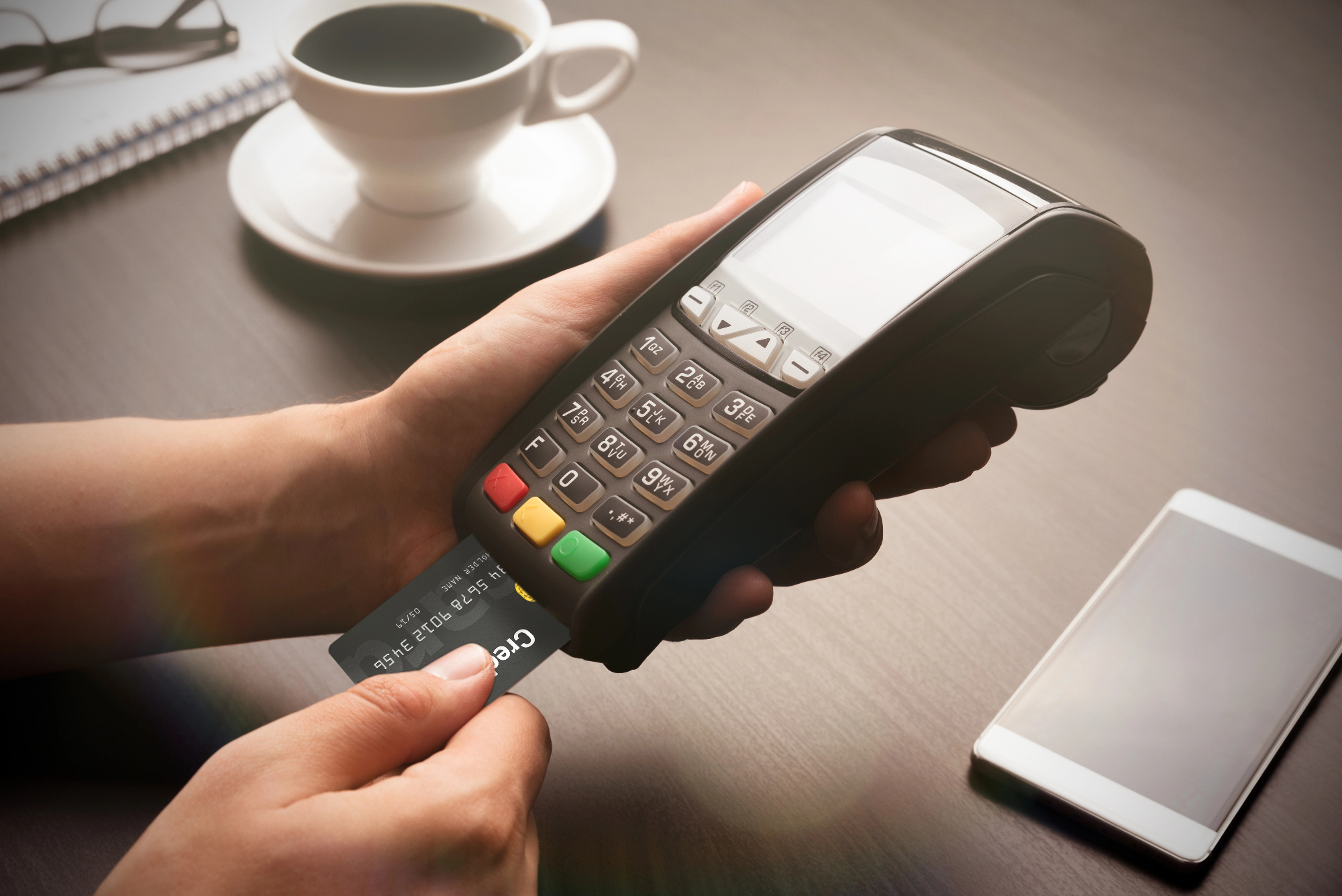 Softpos omogoča sprejemanje kartičnih plačil kar preko pametnega telefona.
