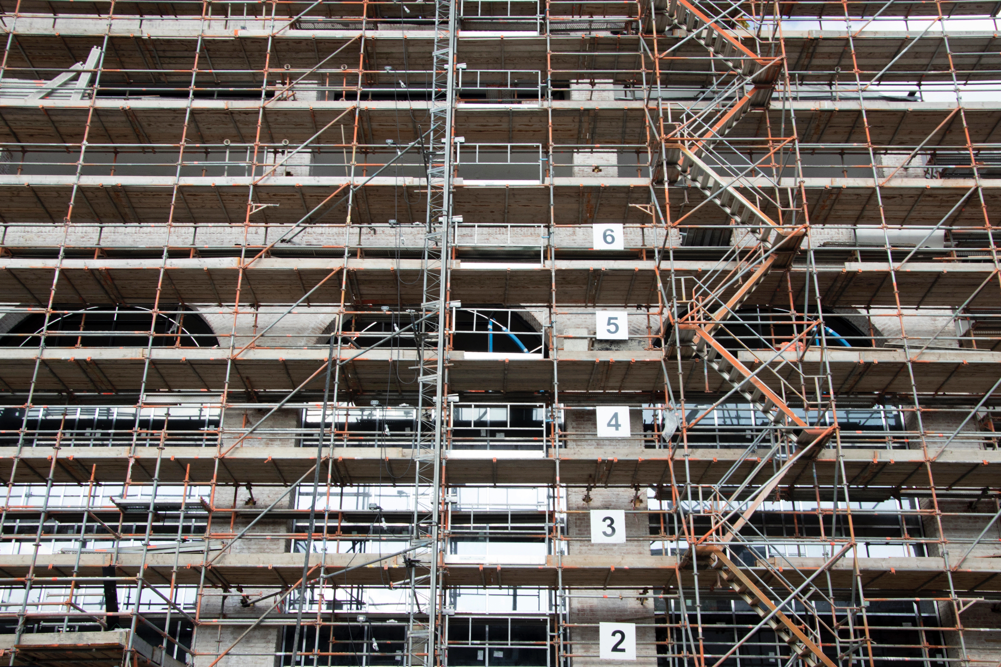 Pravilno postavljeni in pregledani gradbeni odri zmanjšujejo tveganje za delovne nezgode